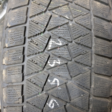 Bridgestone Blizzak DM-V2 235/60R18 