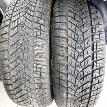 Goodyear Ultra Grip Performance SUV Gen-1 235/60R17 